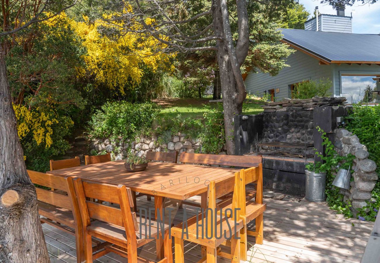 Casa en San Carlos de Bariloche - PENI04C Nueva y moderna casa de 280 mts2, ubicada sobre el lago Nahuel Huapi con excelente vista al lago y la montaña.