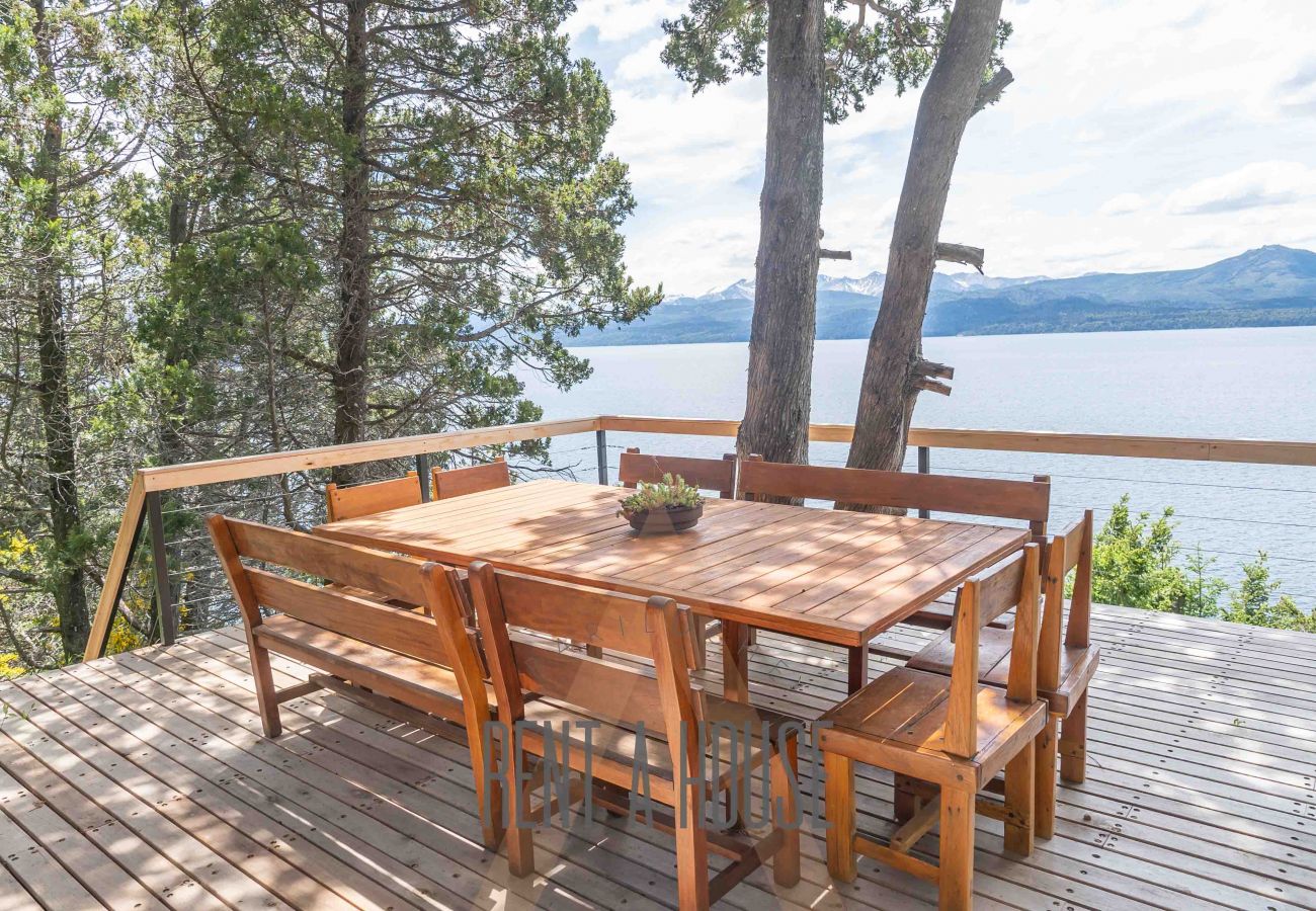 Casa en San Carlos de Bariloche - PENI04C Nueva y moderna casa de 280 mts2, ubicada sobre el lago Nahuel Huapi con excelente vista al lago y la montaña.