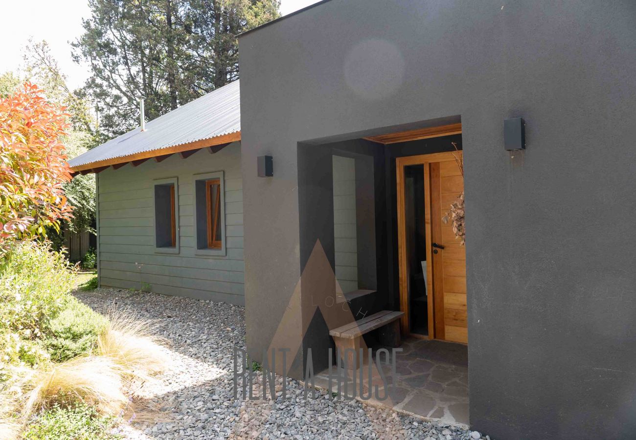 Casa en San Carlos de Bariloche - PENI04C Nueva y moderna casa de 280 mts2, ubicada sobre el lago Nahuel Huapi con excelente vista al lago y la montaña.