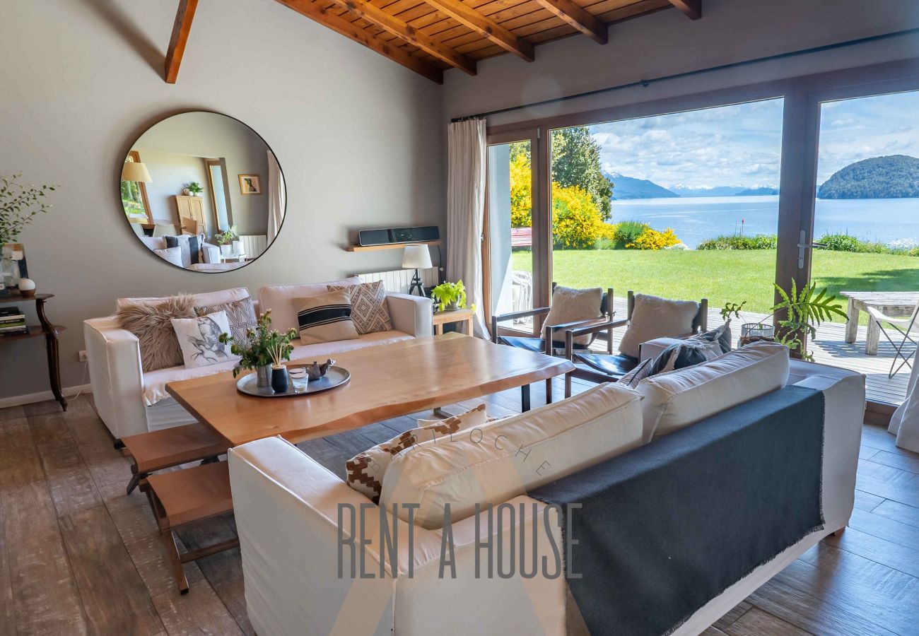 Casa en San Carlos de Bariloche - PENI04C Nueva y moderna casa de 280 mts2, ubicada sobre el lago Nahuel Huapi con excelente vista al lago y la montaña.