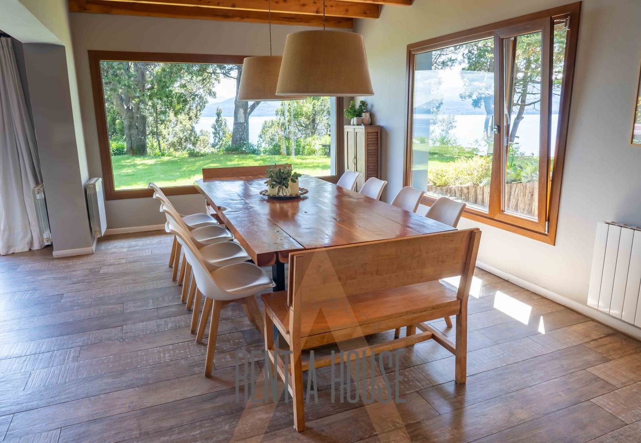 Casa en San Carlos de Bariloche - PENI04C Nueva y moderna casa de 280 mts2, ubicada sobre el lago Nahuel Huapi con excelente vista al lago y la montaña.