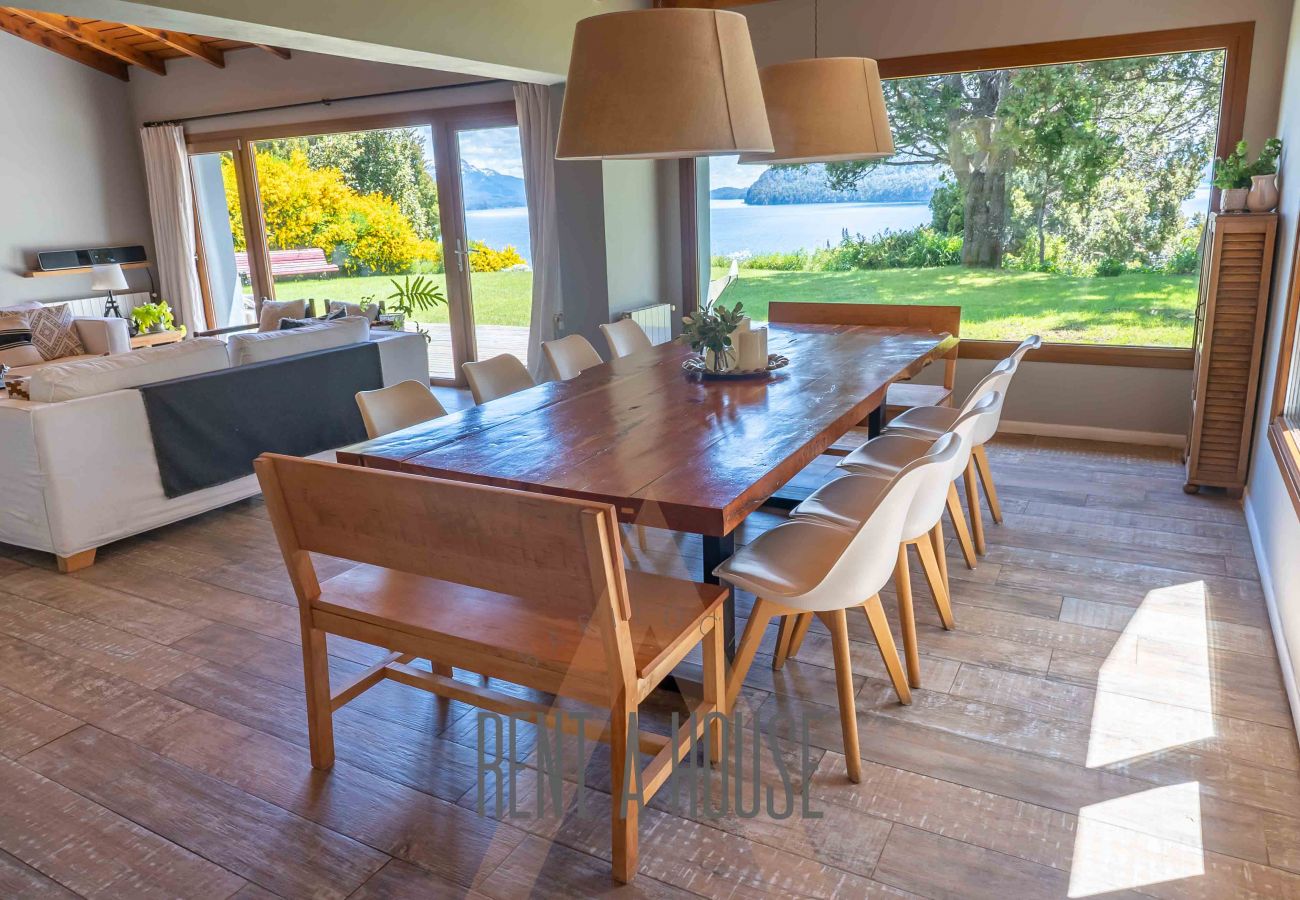 Casa en San Carlos de Bariloche - PENI04C Nueva y moderna casa de 280 mts2, ubicada sobre el lago Nahuel Huapi con excelente vista al lago y la montaña.