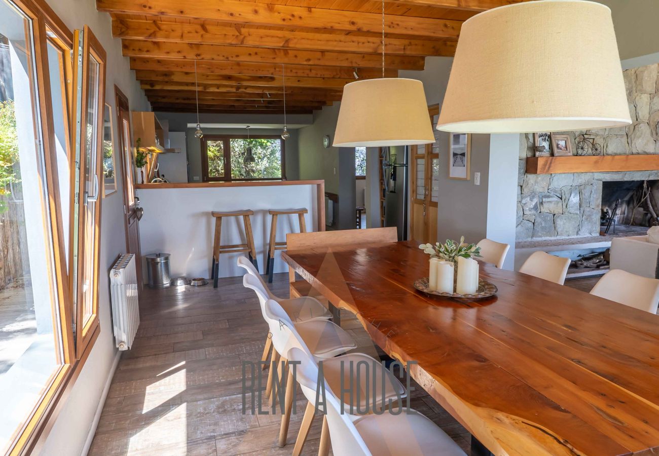 Casa en San Carlos de Bariloche - PENI04C Nueva y moderna casa de 280 mts2, ubicada sobre el lago Nahuel Huapi con excelente vista al lago y la montaña.
