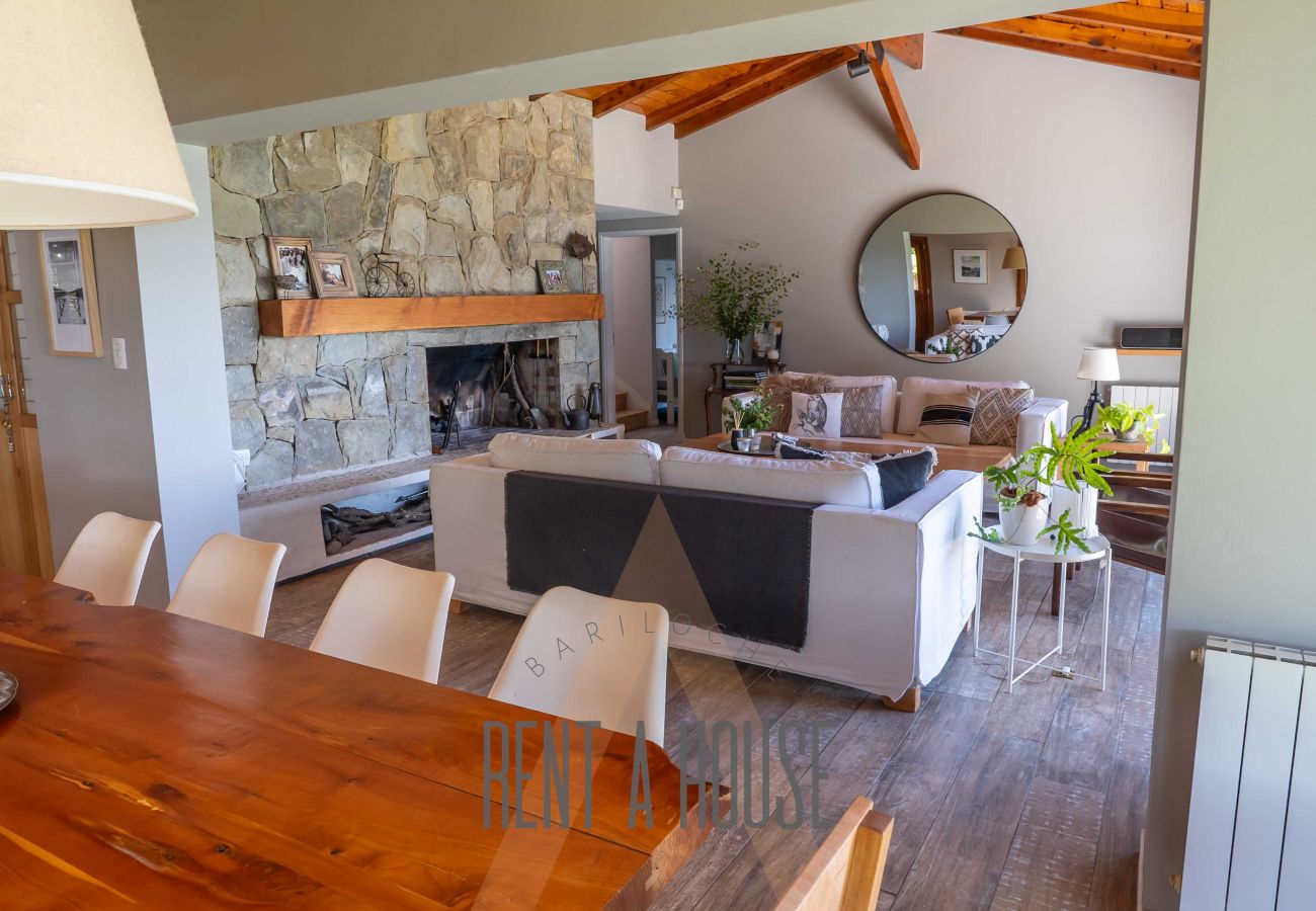 Casa en San Carlos de Bariloche - PENI04C Nueva y moderna casa de 280 mts2, ubicada sobre el lago Nahuel Huapi con excelente vista al lago y la montaña.