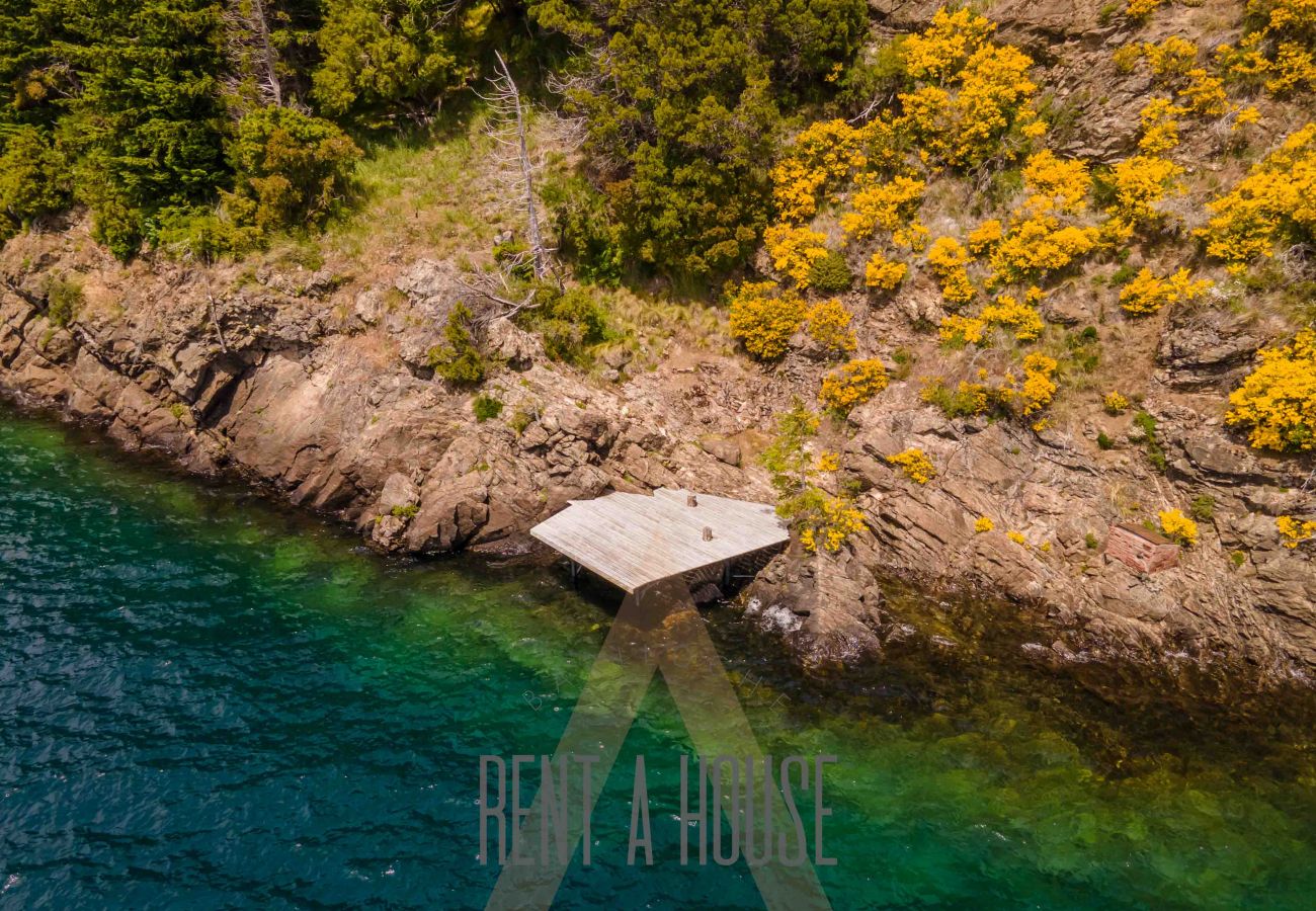 Casa en San Carlos de Bariloche - PENI04C Nueva y moderna casa de 280 mts2, ubicada sobre el lago Nahuel Huapi con excelente vista al lago y la montaña.