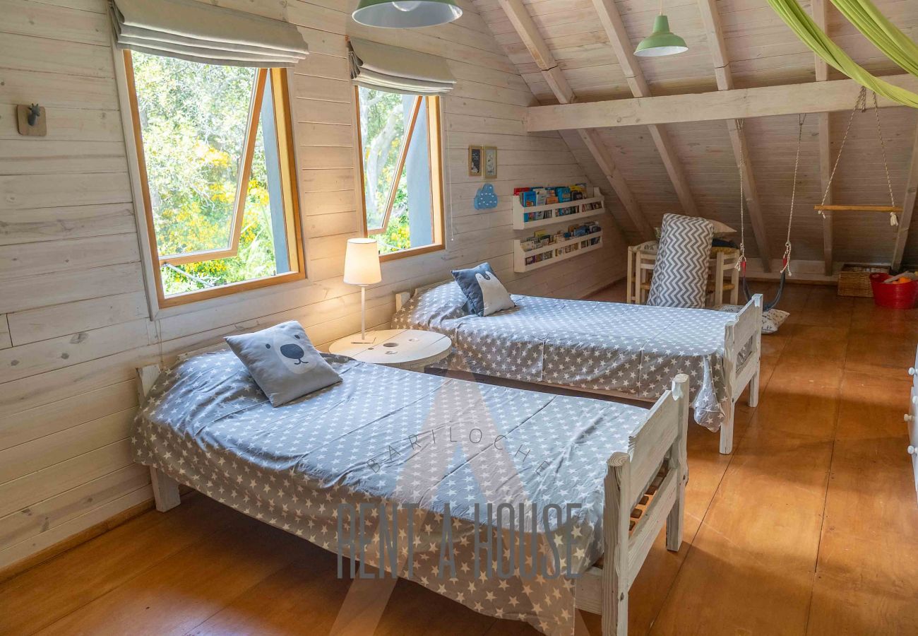 Casa en San Carlos de Bariloche - PENI04C Nueva y moderna casa de 280 mts2, ubicada sobre el lago Nahuel Huapi con excelente vista al lago y la montaña.