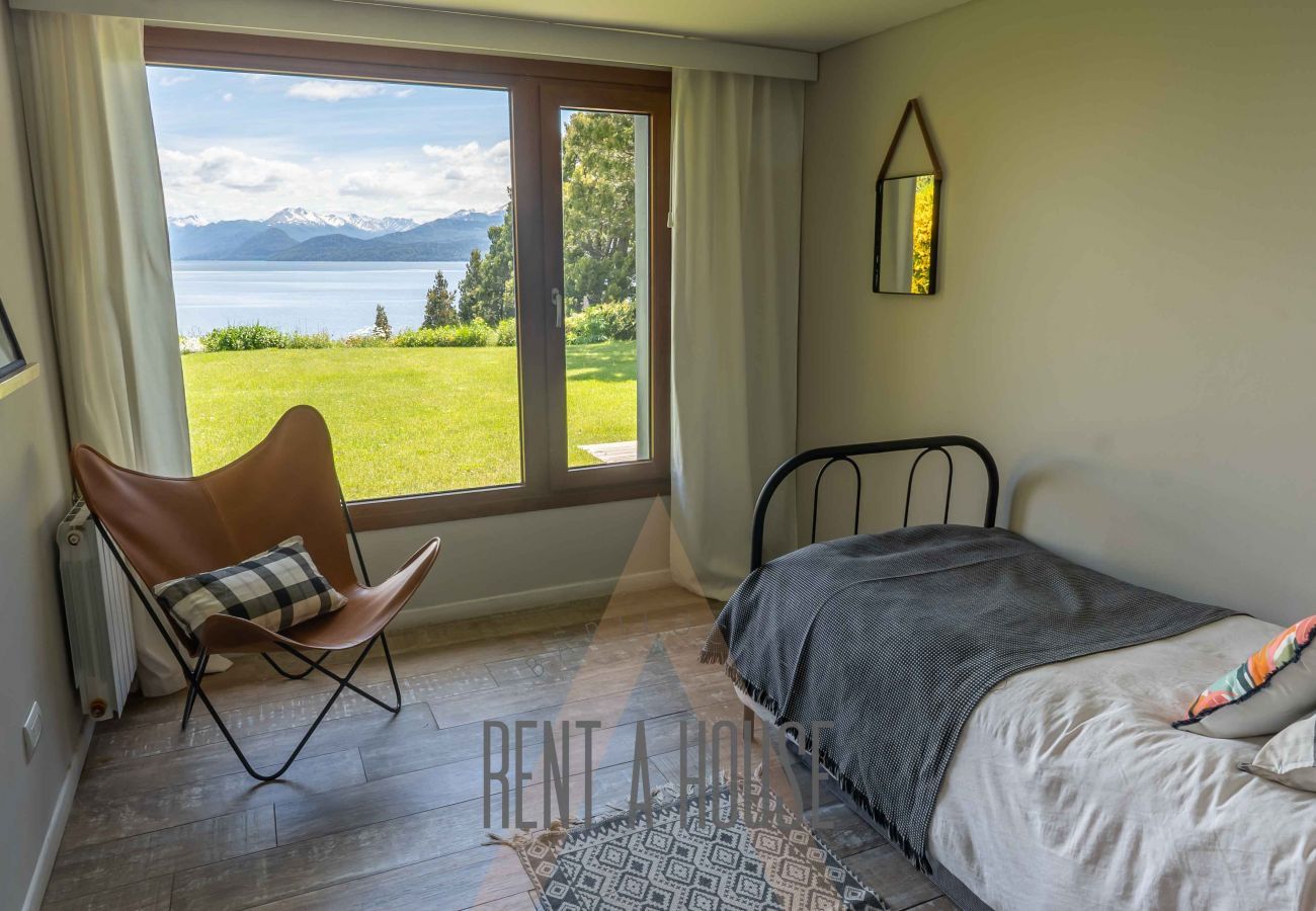 Casa en San Carlos de Bariloche - PENI04C Nueva y moderna casa de 280 mts2, ubicada sobre el lago Nahuel Huapi con excelente vista al lago y la montaña.