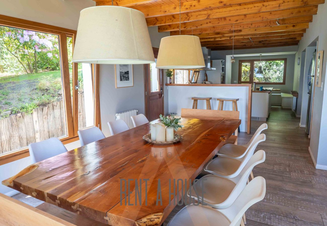 Casa en San Carlos de Bariloche - PENI04C Nueva y moderna casa de 280 mts2, ubicada sobre el lago Nahuel Huapi con excelente vista al lago y la montaña.
