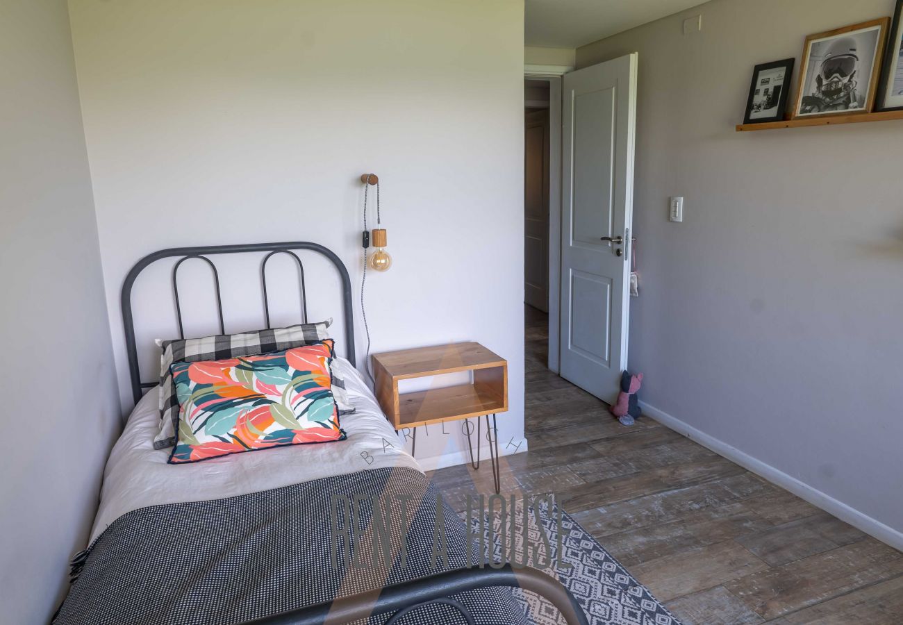 Casa en San Carlos de Bariloche - PENI04C Nueva y moderna casa de 280 mts2, ubicada sobre el lago Nahuel Huapi con excelente vista al lago y la montaña.