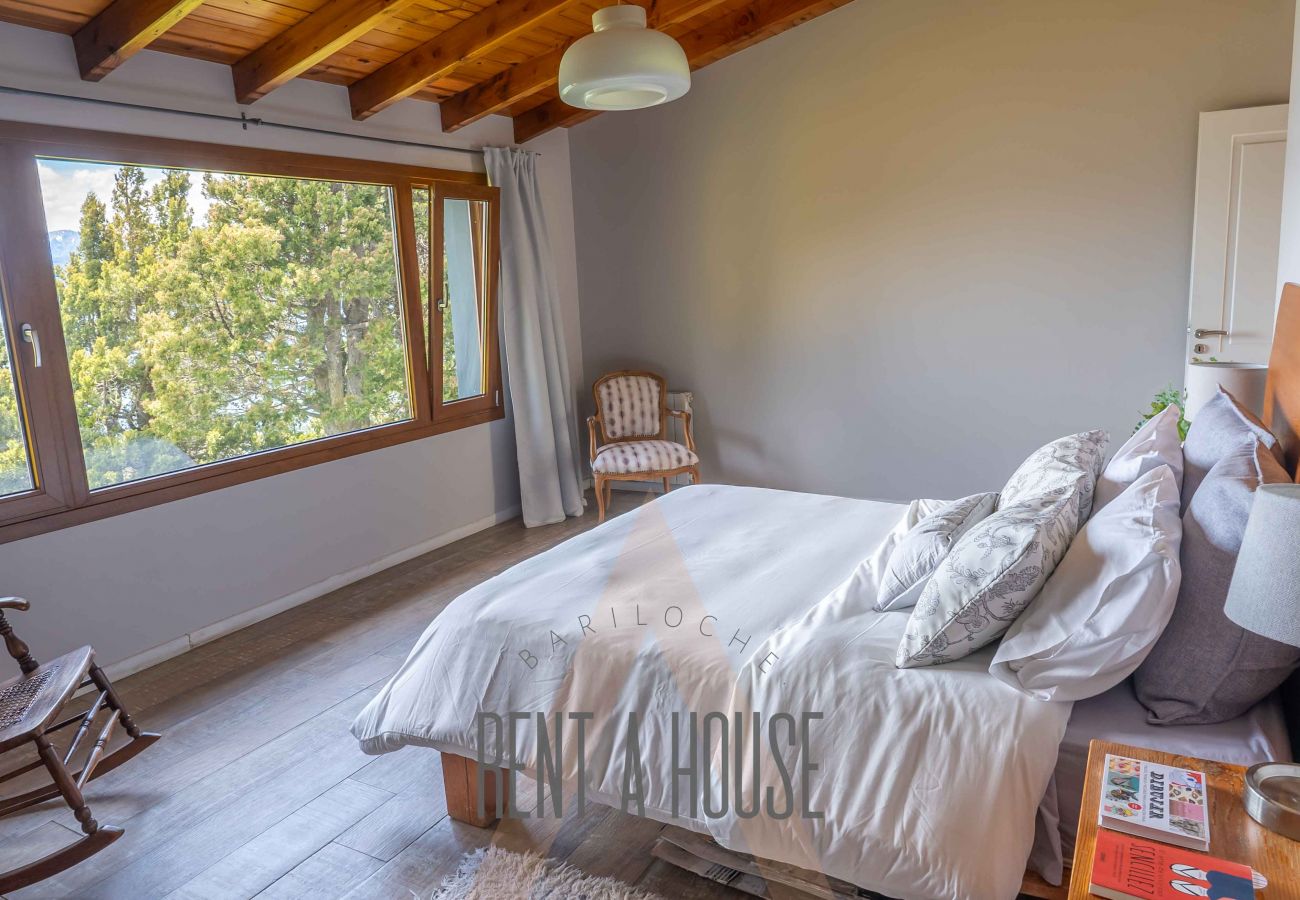 Casa en San Carlos de Bariloche - PENI04C Nueva y moderna casa de 280 mts2, ubicada sobre el lago Nahuel Huapi con excelente vista al lago y la montaña.