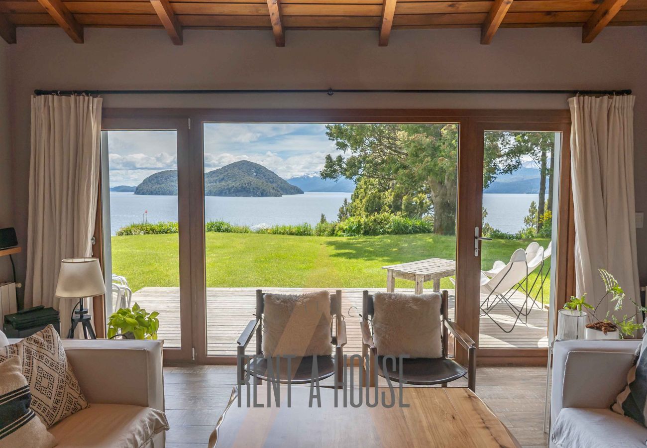 Casa en San Carlos de Bariloche - PENI04C Nueva y moderna casa de 280 mts2, ubicada sobre el lago Nahuel Huapi con excelente vista al lago y la montaña.