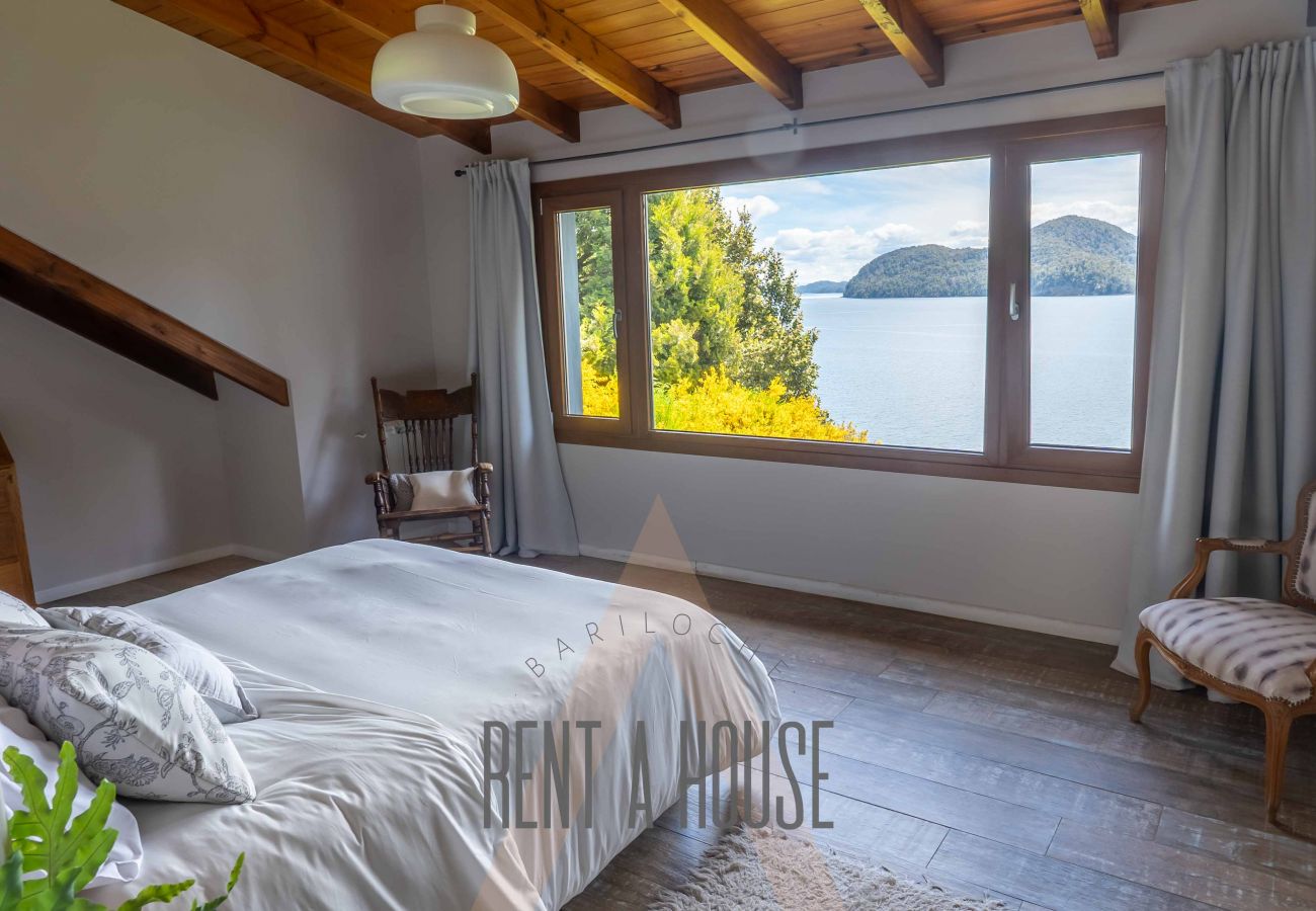 Casa en San Carlos de Bariloche - PENI04C Nueva y moderna casa de 280 mts2, ubicada sobre el lago Nahuel Huapi con excelente vista al lago y la montaña.