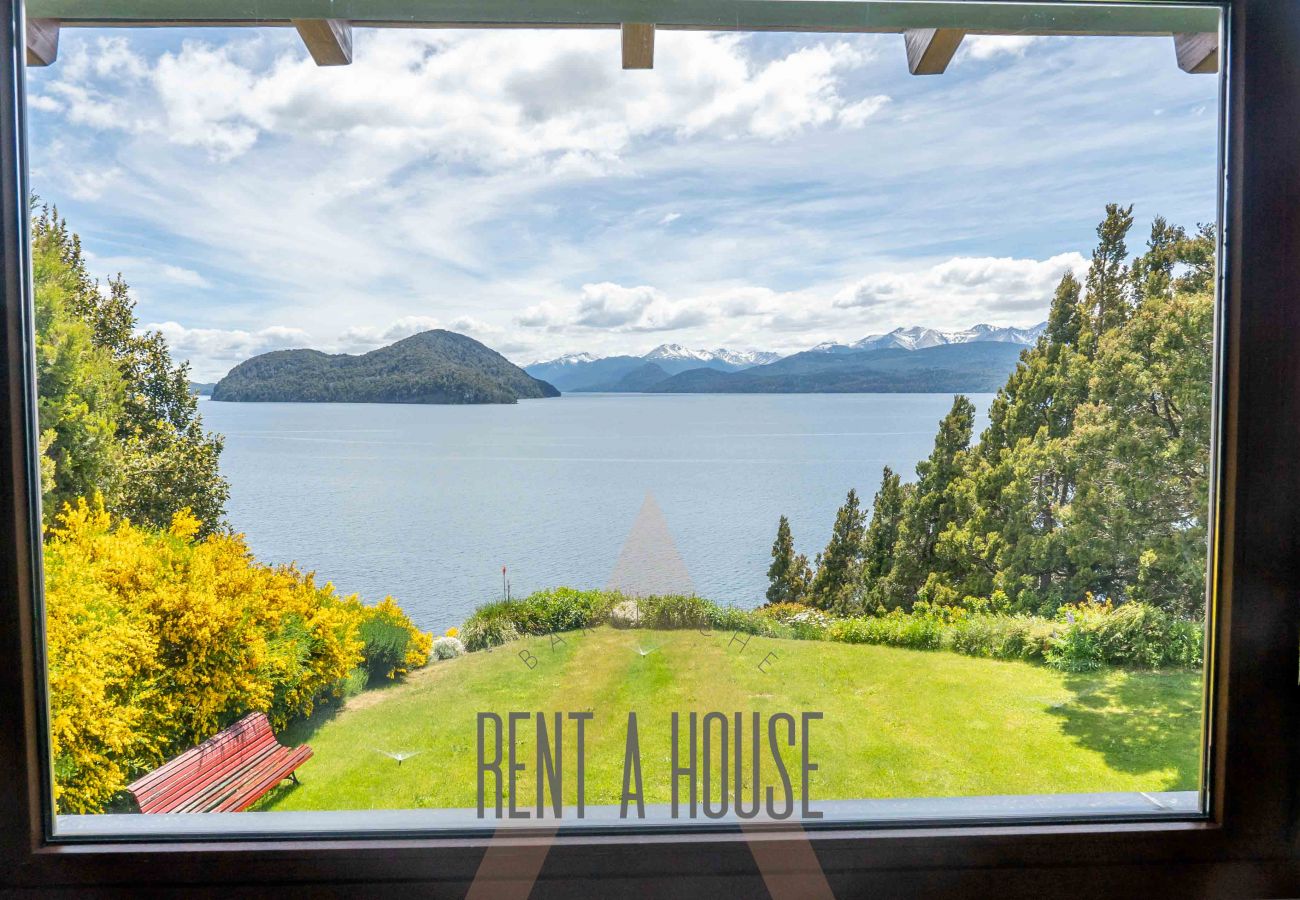 Casa en San Carlos de Bariloche - PENI04C Nueva y moderna casa de 280 mts2, ubicada sobre el lago Nahuel Huapi con excelente vista al lago y la montaña.