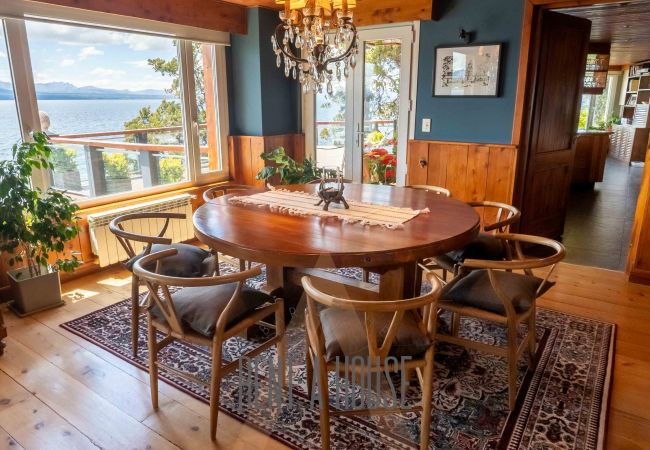 Casa en San Carlos de Bariloche - HUAPI05C | Lago, 4 Suites y Piscina Privada Casa en San Carlos de Bariloche - HUAPI05C | Lago, 4 Suites y Piscina Privada