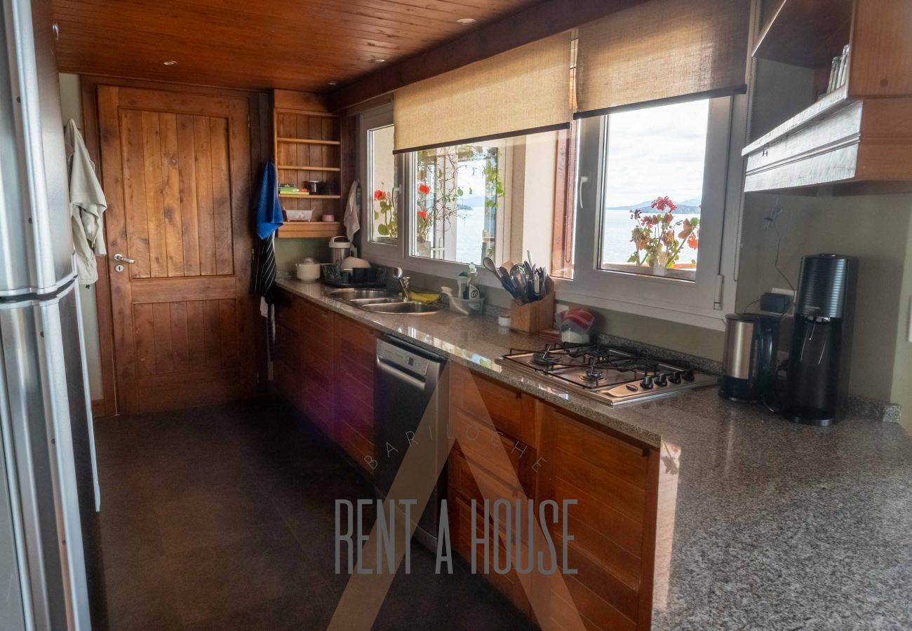 Casa en San Carlos de Bariloche - HUAPI05C | Lago, 4 Suites y Piscina Privada Casa en San Carlos de Bariloche - HUAPI05C | Lago, 4 Suites y Piscina Privada