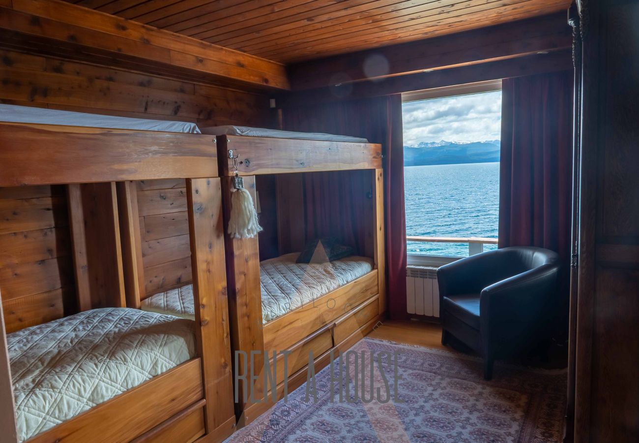 Casa en San Carlos de Bariloche - HUAPI05C | Lago, 4 Suites y Piscina Privada Casa en San Carlos de Bariloche - HUAPI05C | Lago, 4 Suites y Piscina Privada
