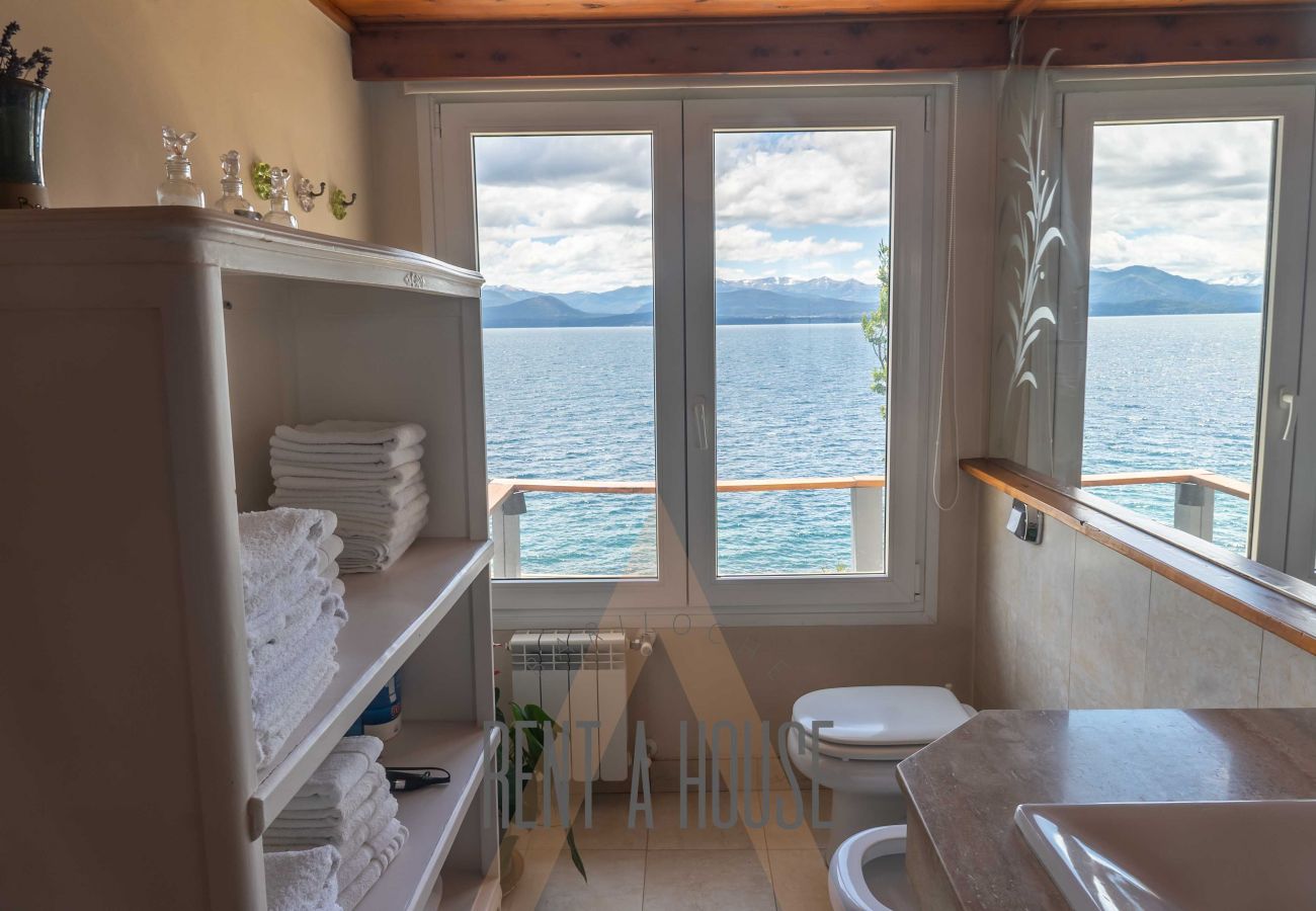 Casa en San Carlos de Bariloche - HUAPI05C | Lago, 4 Suites y Piscina Privada Casa en San Carlos de Bariloche - HUAPI05C | Lago, 4 Suites y Piscina Privada