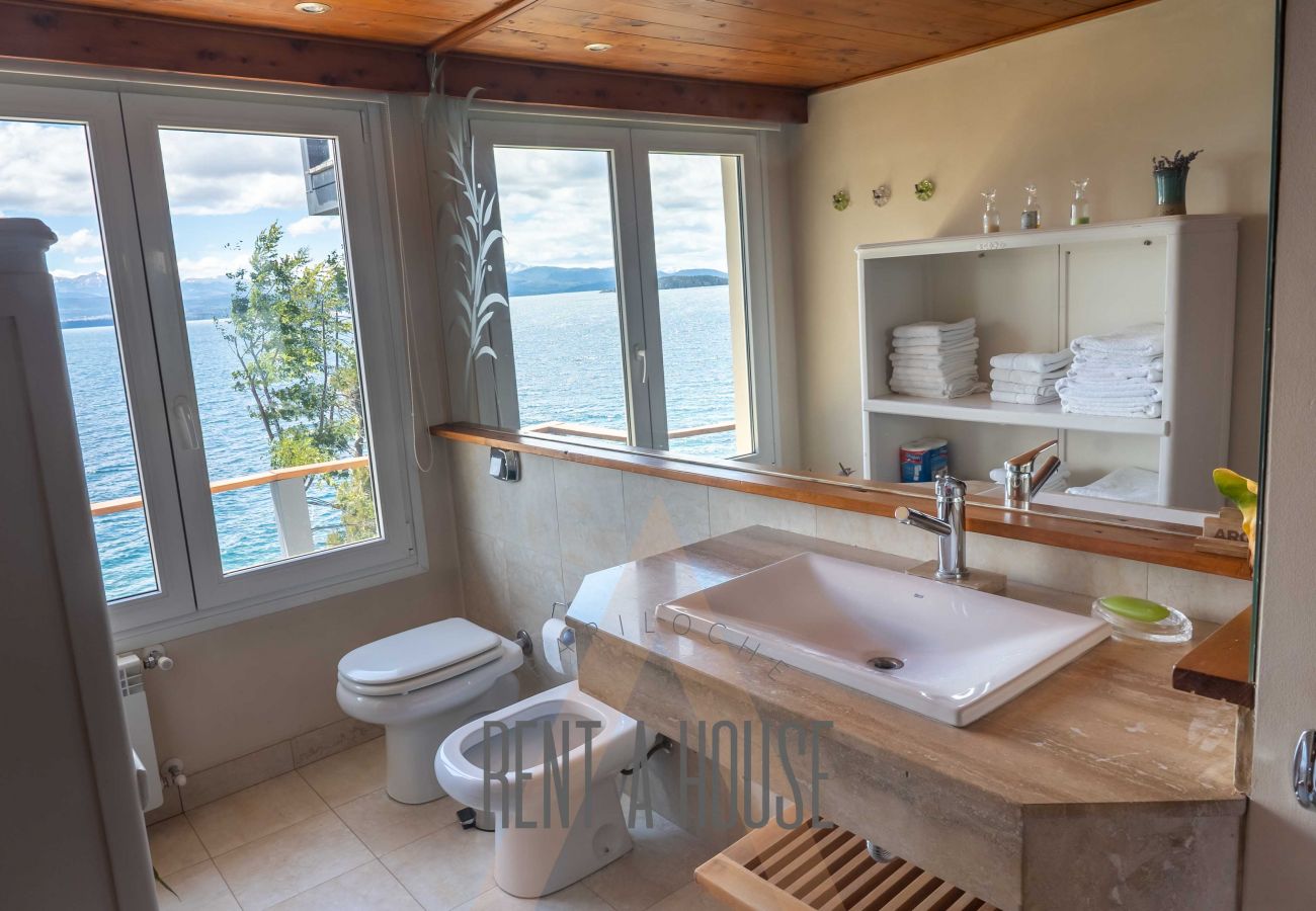 Casa en San Carlos de Bariloche - HUAPI05C | Lago, 4 Suites y Piscina Privada Casa en San Carlos de Bariloche - HUAPI05C | Lago, 4 Suites y Piscina Privada