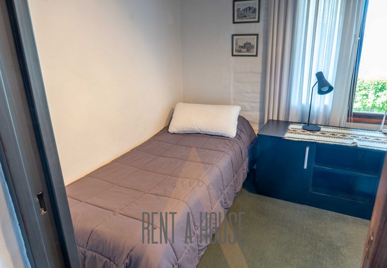 Casa en San Carlos de Bariloche - HUAPI14C - Cálida casa con piscina exterior y costa, a orillas del Lago Nahuel Huapi.