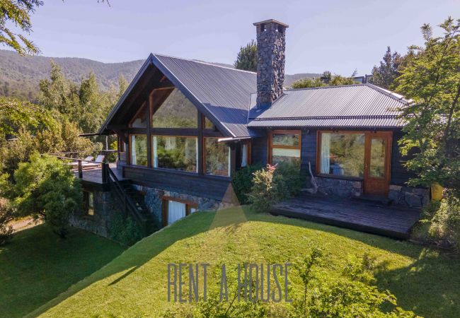 Casa en San Carlos de Bariloche - ARE02 CALIDA CASA EN ARELAUQUEN CON ESPECTACULAR VISTA AL CATEDRAL Y AL LAGO 