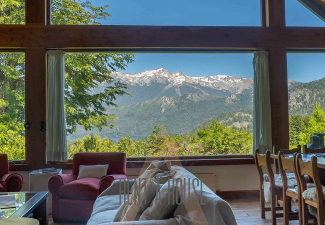 Casa en San Carlos de Bariloche - ARE02 CALIDA CASA EN ARELAUQUEN CON ESPECTACULAR VISTA AL CATEDRAL Y AL LAGO 