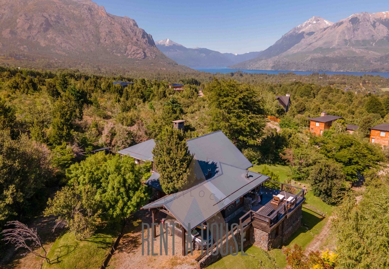 Casa en San Carlos de Bariloche - ARE02 CALIDA CASA EN ARELAUQUEN CON ESPECTACULAR VISTA AL CATEDRAL Y AL LAGO 