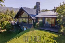 Casa en San Carlos de Bariloche - ARE02 CALIDA CASA EN ARELAUQUEN CON ESPECTACULAR VISTA AL CATEDRAL Y AL LAGO 