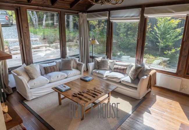 Casa en San Carlos de Bariloche - ARE08 Una de las primeras casas del Club, frente al hoyo 5, muy bien mantenida y cálidamente decorada.