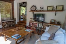 Casa en San Carlos de Bariloche - ARE08 Una de las primeras casas del Club, frente al hoyo 5, muy bien mantenida y cálidamente decorada.