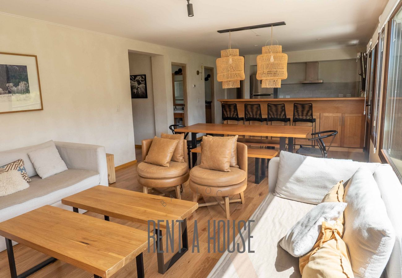 Apartamento en San Carlos de Bariloche - ARE30- Departamento luminoso y moderno en Arelauquen, con vista a las montañas y cancha de polo