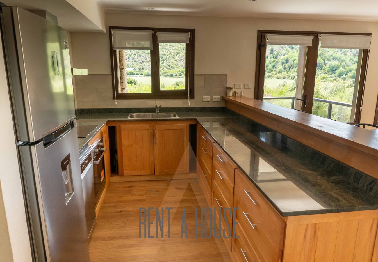 Apartamento en San Carlos de Bariloche - ARE30- Departamento luminoso y moderno en Arelauquen, con vista a las montañas y cancha de polo