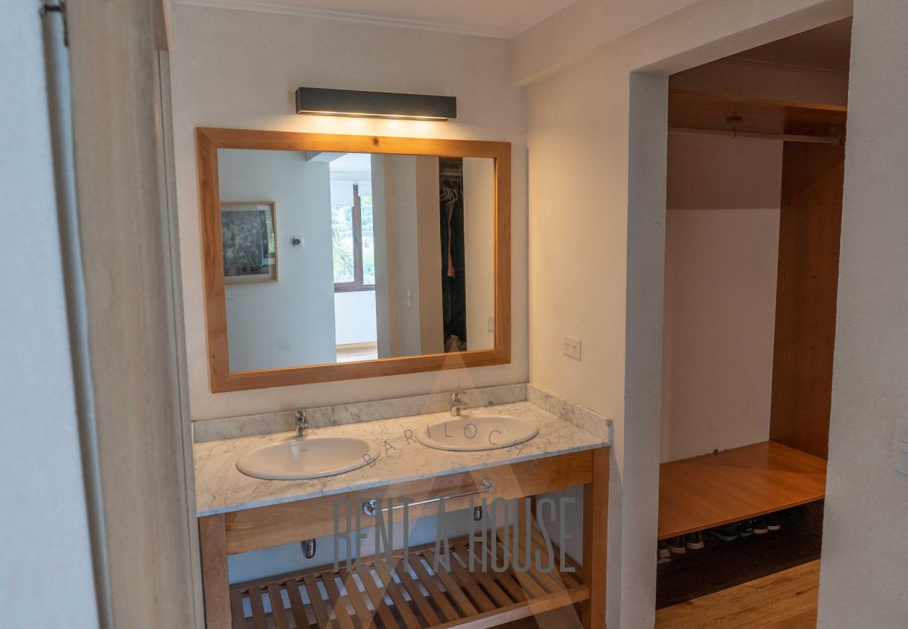 Apartamento en San Carlos de Bariloche - ARE30- Departamento luminoso y moderno en Arelauquen, con vista a las montañas y cancha de polo