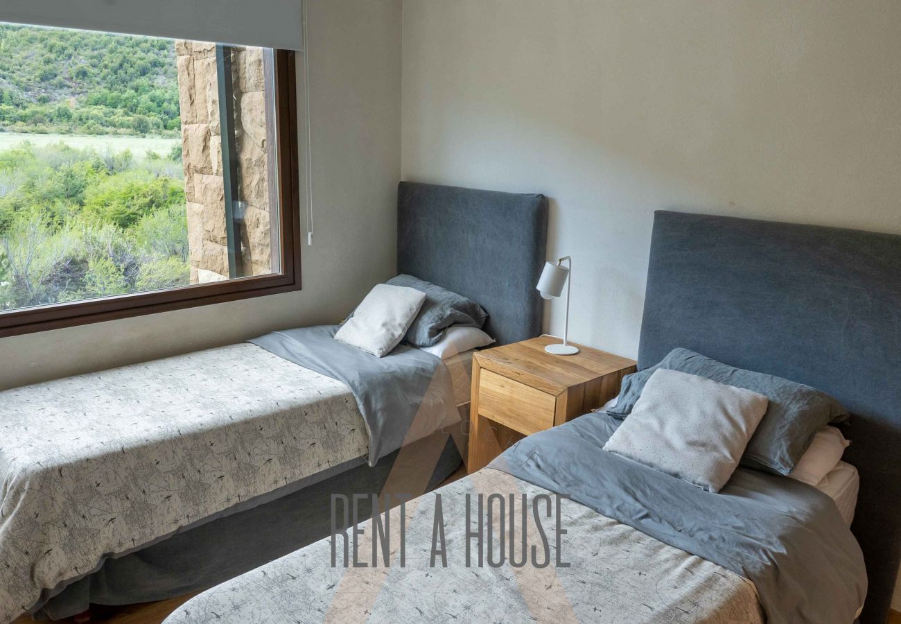 Apartamento en San Carlos de Bariloche - ARE30- Departamento luminoso y moderno en Arelauquen, con vista a las montañas y cancha de polo