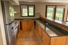 Apartamento en San Carlos de Bariloche - ARE30- Departamento luminoso y moderno en Arelauquen, con vista a las montañas y cancha de polo
