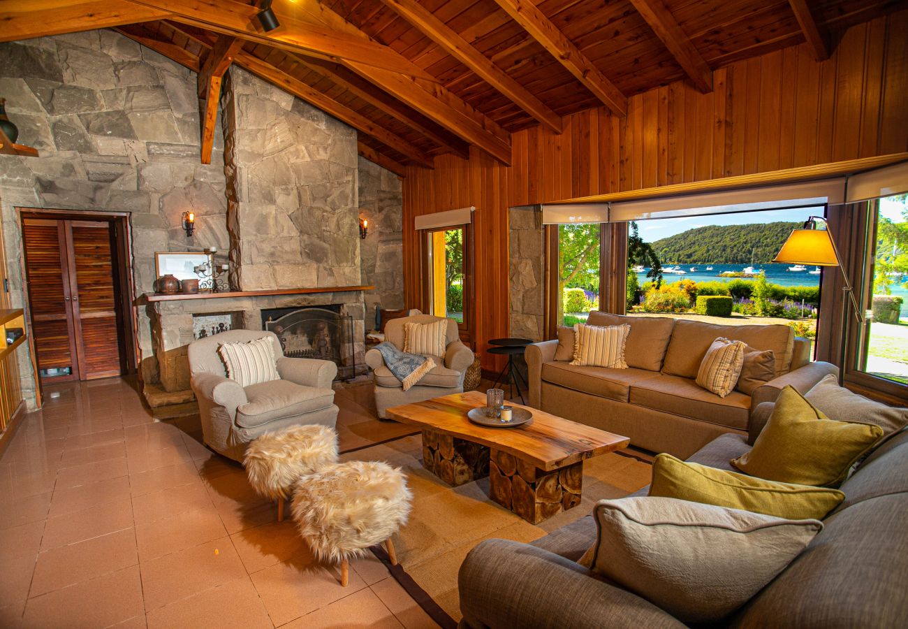 Casa en San Carlos de Bariloche - HUAPI08C Lindísima casa de una planta con costa sobre el Lago Nahuel Huapi