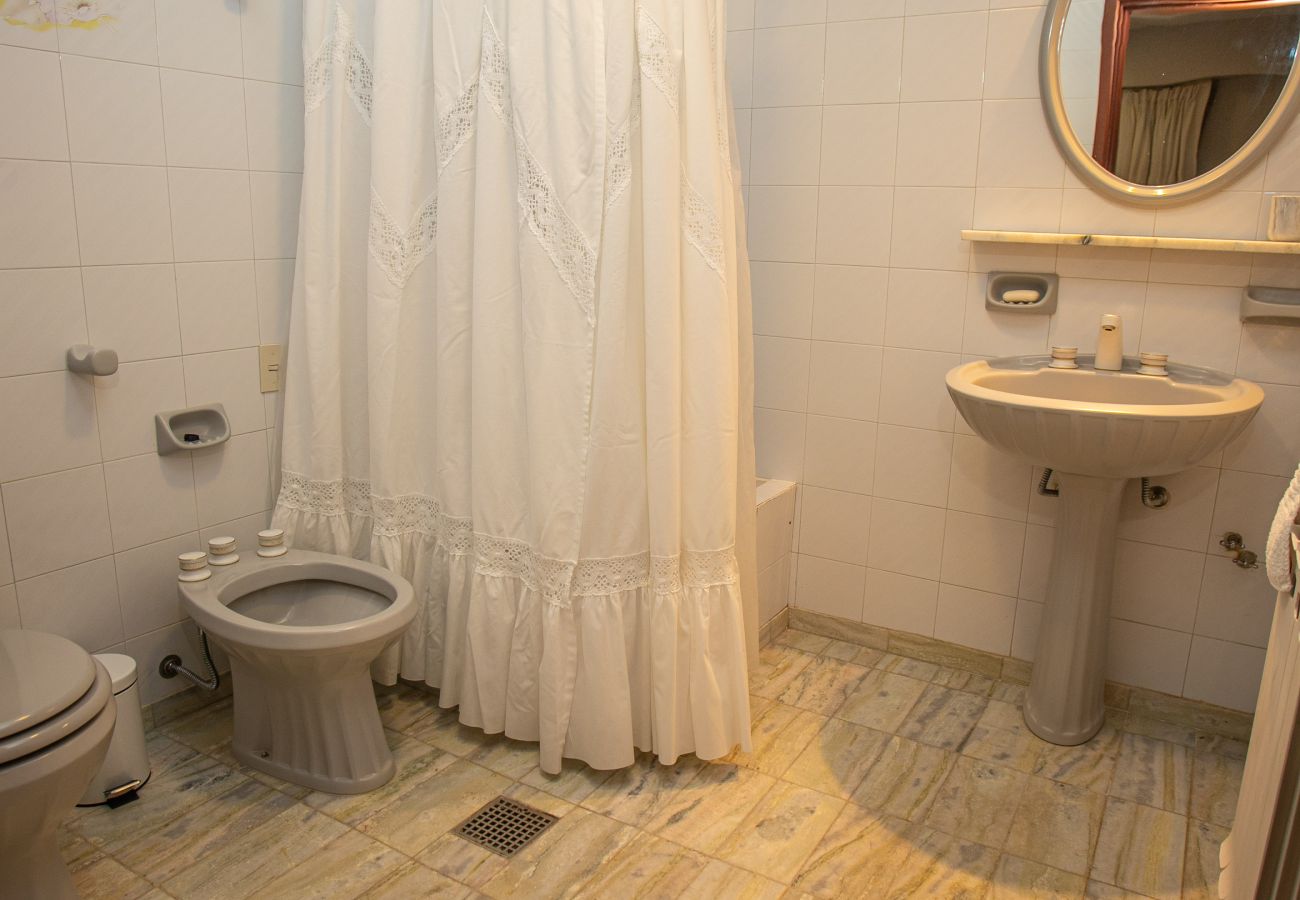 Casa en San Carlos de Bariloche - HUAPI08C Lindísima casa de una planta con costa sobre el Lago Nahuel Huapi