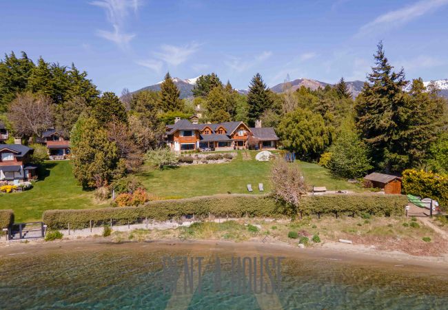 Casa en San Carlos de Bariloche - HUAPI17 Espectacular casa con amplio jardín y costa con muelle sobre el Lago Nahuel Huapi