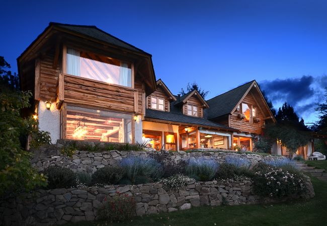 Casa en San Carlos de Bariloche - HUAPI17 Espectacular casa con amplio jardín y costa con muelle sobre el Lago Nahuel Huapi