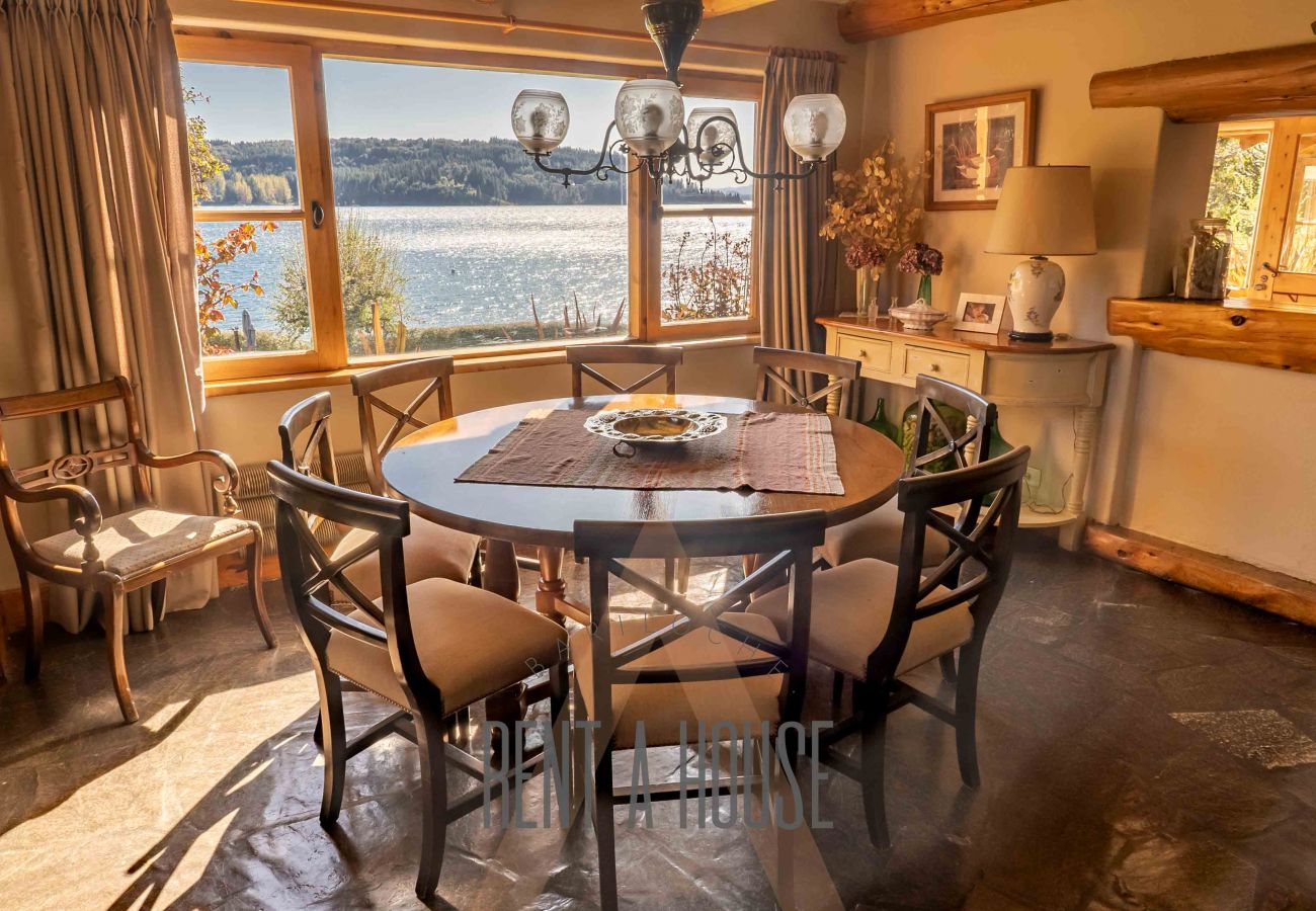 Casa en San Carlos de Bariloche - HUAPI17 Espectacular casa con amplio jardín y costa con muelle sobre el Lago Nahuel Huapi