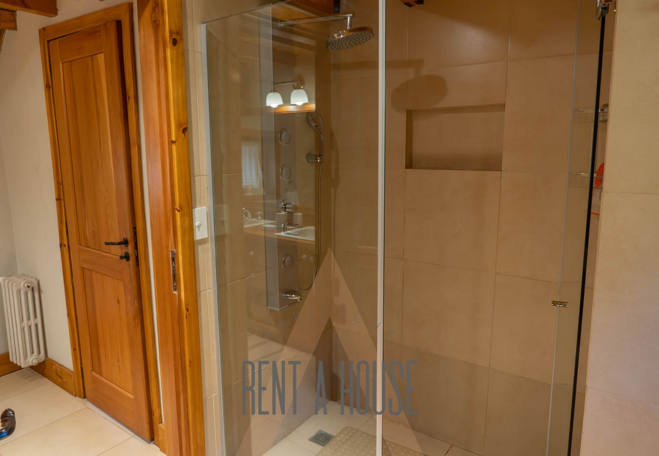 Casa en San Carlos de Bariloche - HUAPI17 Espectacular casa con amplio jardín y costa con muelle sobre el Lago Nahuel Huapi