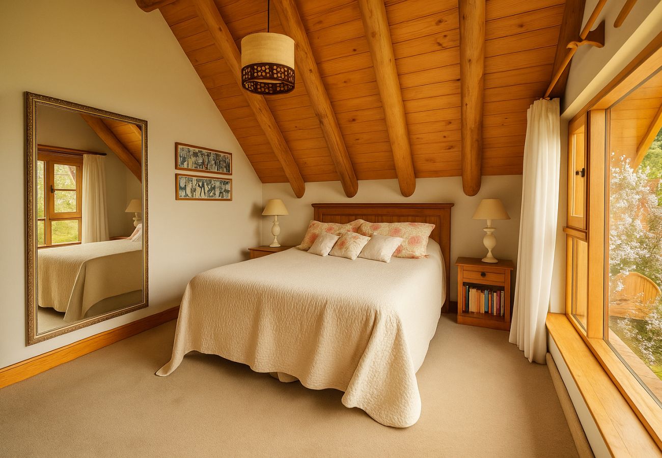 Casa en San Carlos de Bariloche - HUAPI17 Espectacular casa con amplio jardín y costa con muelle sobre el Lago Nahuel Huapi