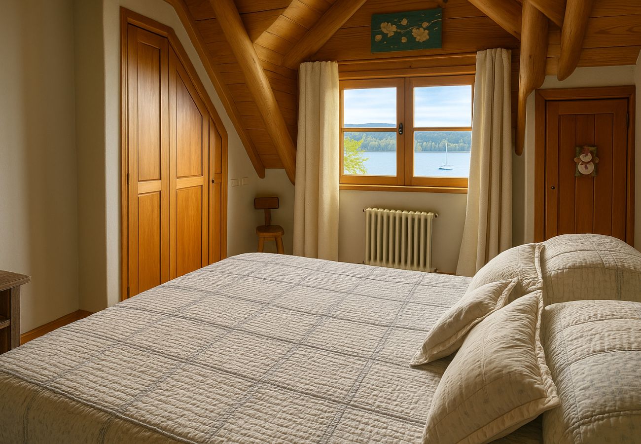 Casa en San Carlos de Bariloche - HUAPI17 Espectacular casa con amplio jardín y costa con muelle sobre el Lago Nahuel Huapi