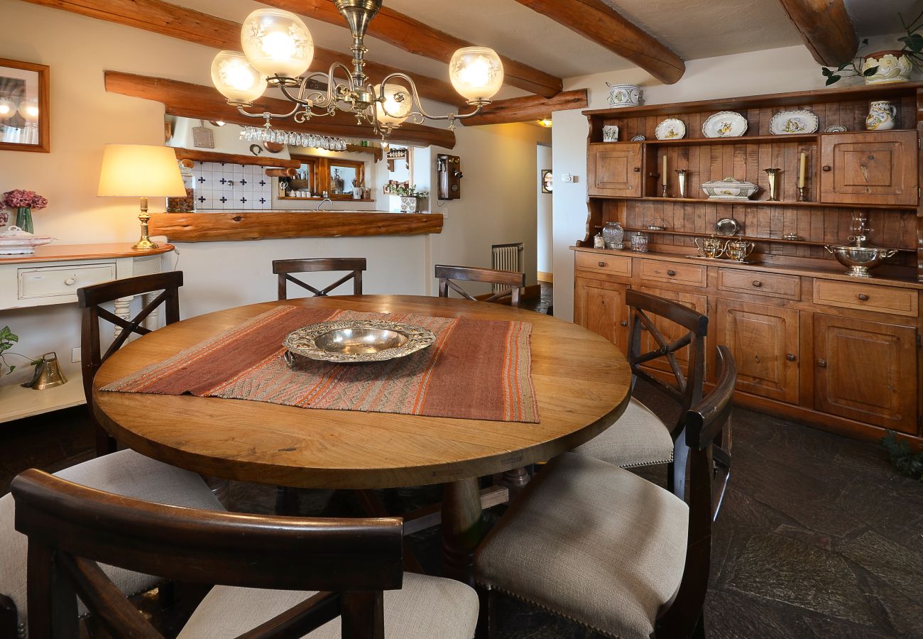 Casa en San Carlos de Bariloche - HUAPI17 Espectacular casa con amplio jardín y costa con muelle sobre el Lago Nahuel Huapi