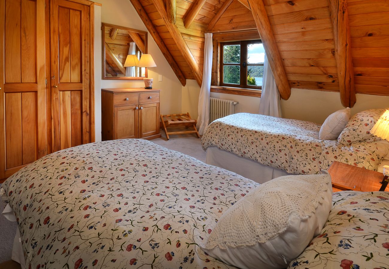 Casa en San Carlos de Bariloche - HUAPI17 Espectacular casa con amplio jardín y costa con muelle sobre el Lago Nahuel Huapi