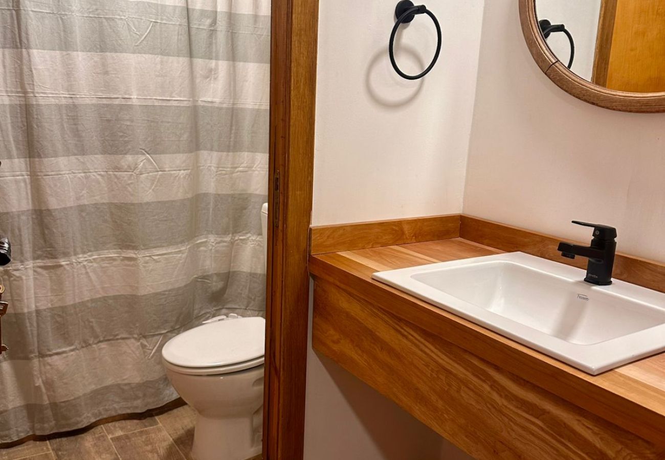 Casa en San Carlos de Bariloche - HUAPI17 Espectacular casa con amplio jardín y costa con muelle sobre el Lago Nahuel Huapi