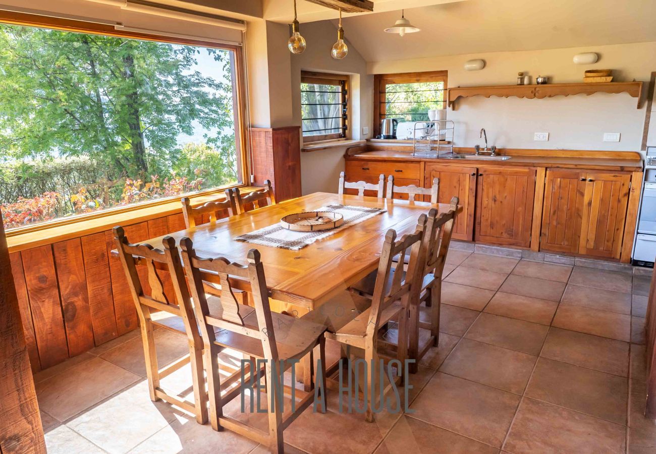 Cabaña en San Carlos de Bariloche - HUAPI18 Amplia y luminosa cabaña frente al lago Nahuel Huapi Dentro de un complejo de 4 cabañas.