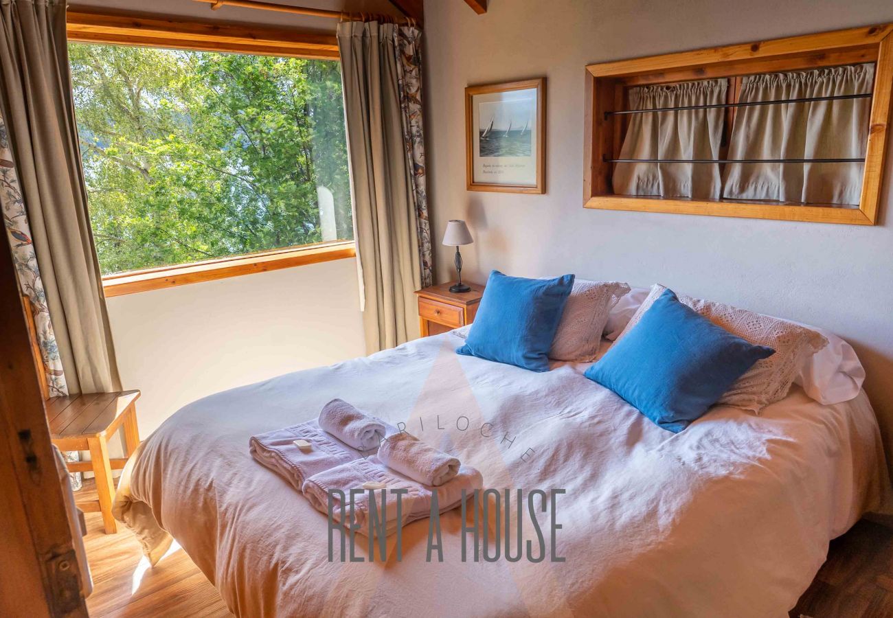 Cabaña en San Carlos de Bariloche - HUAPI18 Amplia y luminosa cabaña frente al lago Nahuel Huapi Dentro de un complejo de 4 cabañas.