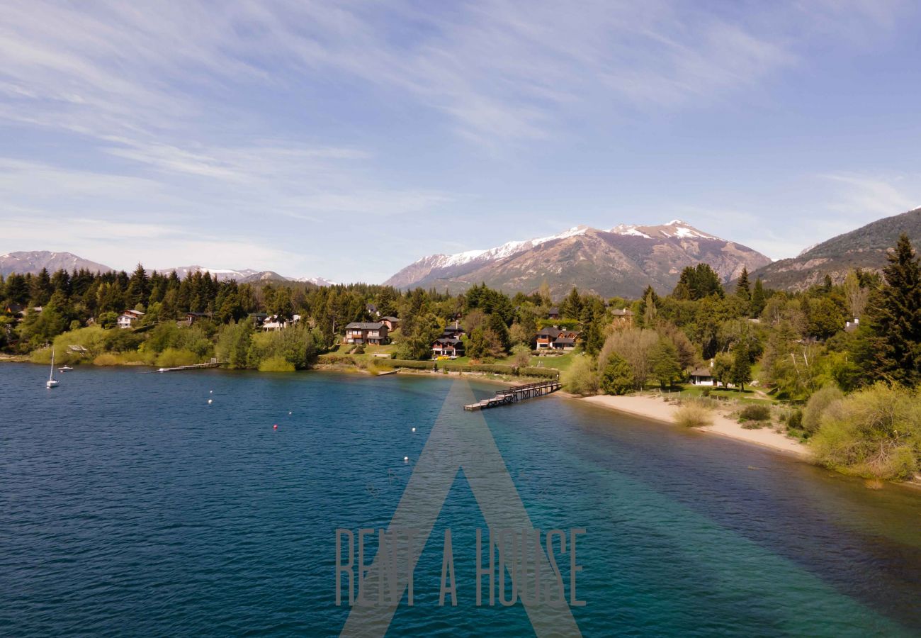 Cabaña en San Carlos de Bariloche - HUAPI18 Amplia y luminosa cabaña frente al lago Nahuel Huapi Dentro de un complejo de 4 cabañas.