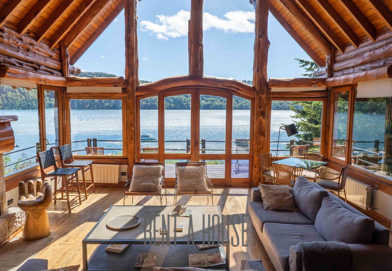 Casa en San Carlos de Bariloche - VENAH02 Espectacular casa con costa y vista al lago desde todos los ambientes.