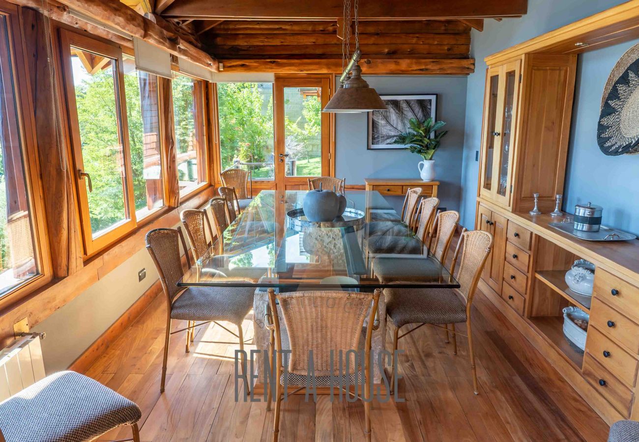 Casa en San Carlos de Bariloche - VENAH02 Espectacular casa con costa y vista al lago desde todos los ambientes.